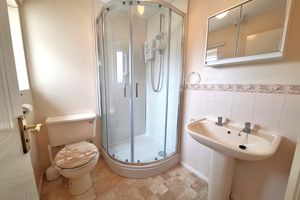 Ensuite - click for photo gallery